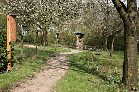 Wildbienen-Lehrpfad Solingen (hinten rechts die Nistanlage) Wildbienen-Lehrpfad Solingen