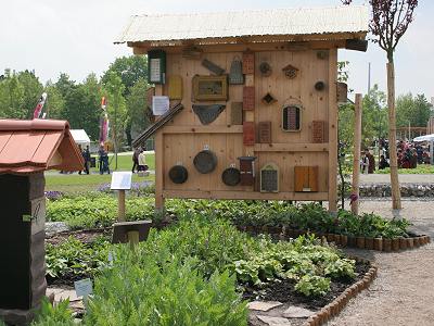 LaGa Leverkusen: Stellwand mit Bienenhotels LaGa Leverkusen: Stellwand mit Bienenhotels