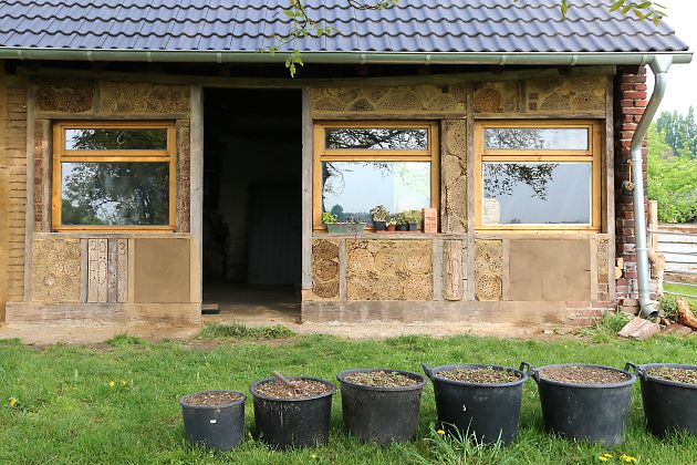 2. Wildbienen-Haus: Außenwand aus Nisthilfen 2. Wildbienen-Haus: Außenwand aus Nisthilfen