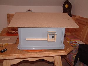 Hummelkasten mit breitem Regendach