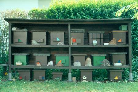 &Uuml;berdachter Stand mit Hummelnistk&auml;sten