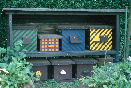 &Uuml;berdachter Stand mit Hummelnistk�sten