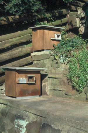 Gro&szlig;er, mittlerer + kleiner Hummelnistkasten