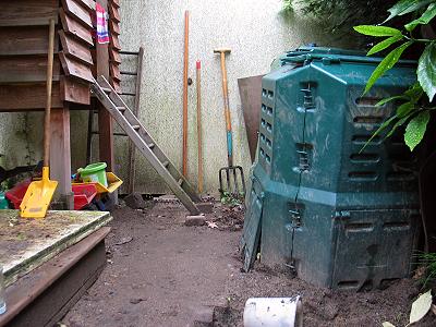 Komposthaufen direkt auf dem Kinderspielplatz