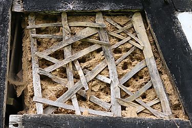 Pelzbienennester in Fachwerkhaus