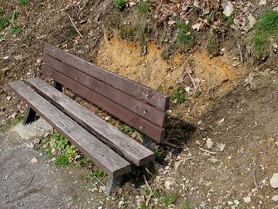 Abbruch hinter Parkbank Abbruch hinter Parkbank
