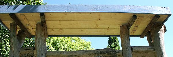 Wildbienenwand in Solingen: Dach