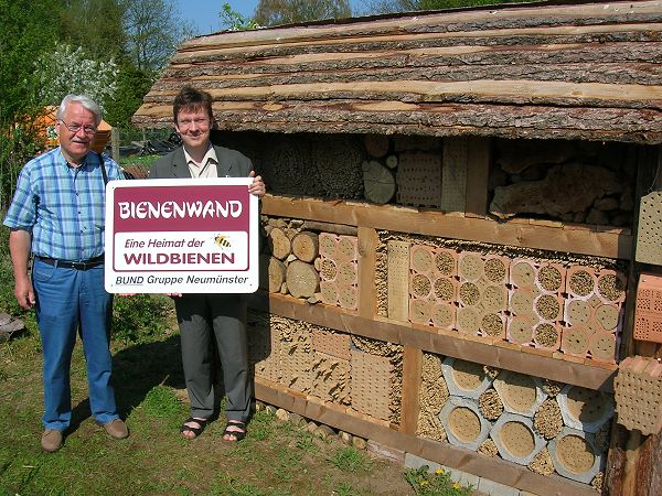 Wildbienenhauswand mit Lehmf&auml;chern