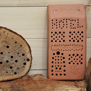 Wildbienenwand: Nisth&ouml;lzer & -ziegel