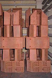 "Bienenhotels" im Brennofen