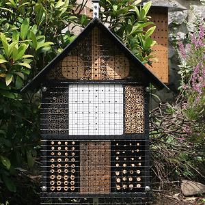 Gro&szlig;e Kombi-Nisthilfe mit Gitter