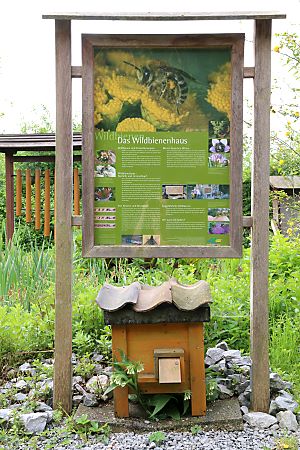 NSZ Bruchhausen: Info-Tafel zum Bienenhaus