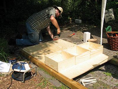 Aufschrauben der Rückwand Aufschrauben der Rückwand