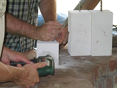 Alte Stahlbohrer als Abstandshalter in den Steinen Alte Stahlbohrer als Abstandshalter in den Steinen