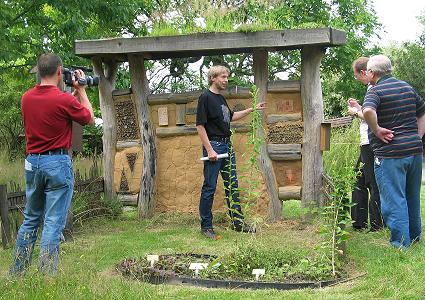 Pressetermin an einer Wildbienenwand Pressetermin an einer Wildbienenwand