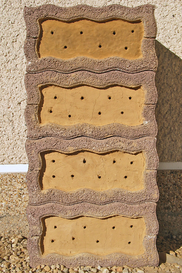 K&uuml;nstliche Lehmwand f&uuml;r Pelzbienen